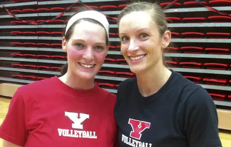 Volleyball Beats Loyola 3-1 on Senior Day, 2011 Finale Image