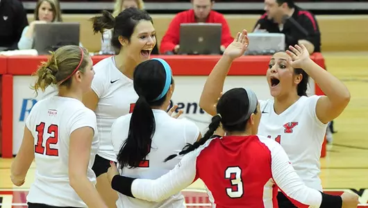 Volleyball Holds On for Five-Set Win at Loyola Image