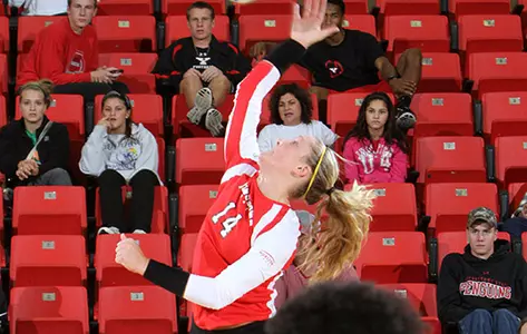 Volleyball Falls in Straight Sets at UIC Image