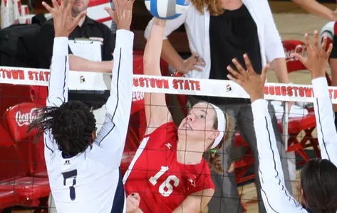 Solid Play Lifts Volleyball, Hardaway to First Win Image