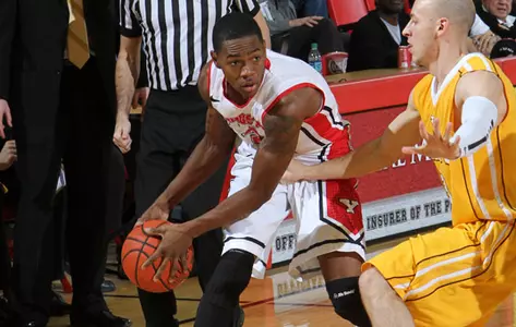 Perry Pours in 28 Points, Grabs 11 Boards in Win Over Valpo Image
