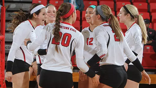 Volleyball's Season Ends in Tournament Semifinals at Oakland Image