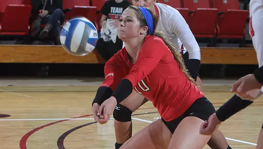 Thompson Sets Digs Record in Loss at Green Bay Image