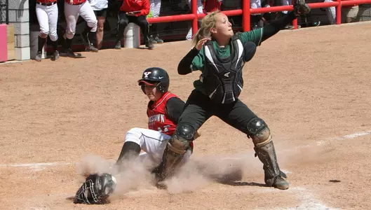 Snodgrass' Fielder's Choice Lifts Softball to 3-2 Senior Day Win Image