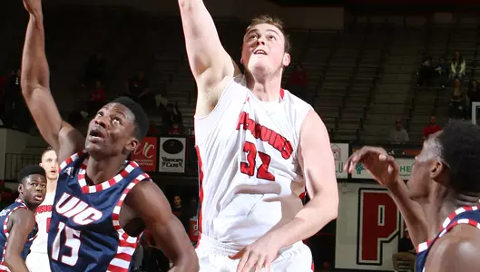 Santiago's Late Three Lifts Men's Basketball to 92-89 Win at Green Bay Image