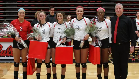 Volleyball Finishes Season With Four-Set Win Over Milwaukee Image