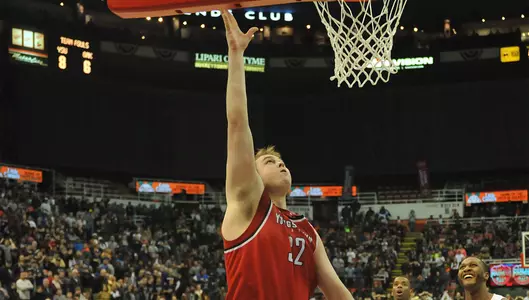 Kaufman's Last-Second Layup Lifts Men's Basketball to 81-80 Upset Over Top Seed Oakland Image