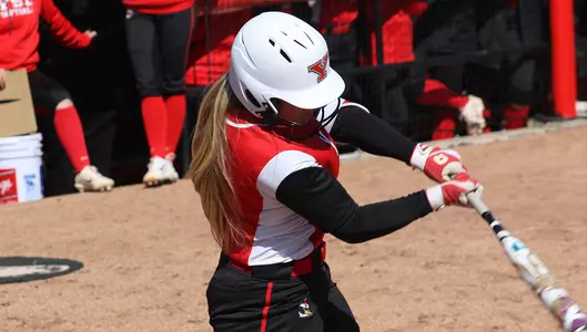 Softball Picks Up Series Sweep With 5-1 Win Over Green Bay Image