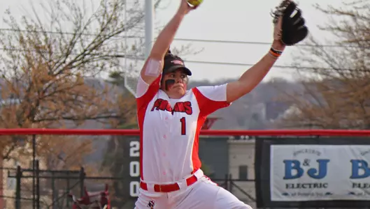Softball Falls Twice at UNC-Wilmington Image