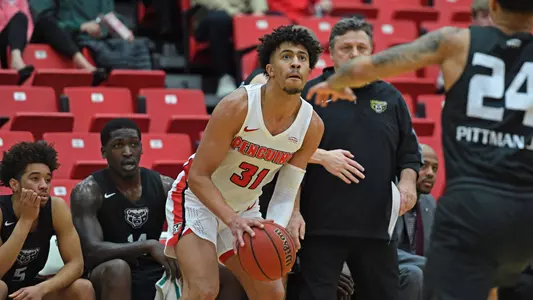 Quisenberry's Layup Caps Comeback in 61-60 Win Over Oakland Image