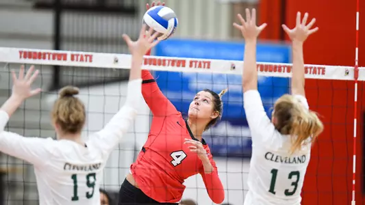 Cox Has Career-High 10 Kills in Loss to CSU Image