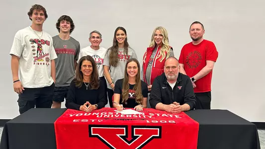 Abbie Davidson signing day photo