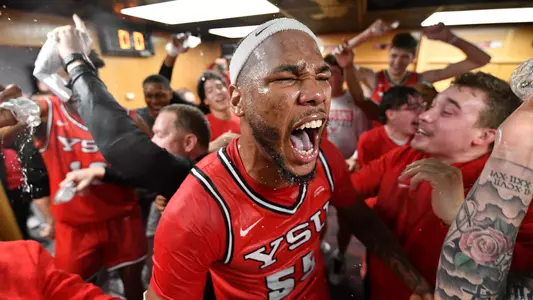 YSU Men's Basketball celebrates its 81-71 win over Wright State