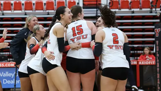 YSU volleyball celebration vs. Oakland