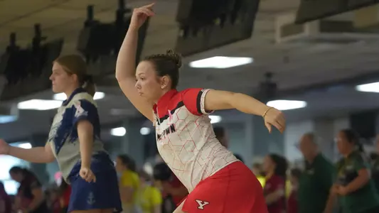Leyna Kratzer bowls for Youngstown State at the 2025 Chelsea Gilliam Penguin Classic on Oct. 18, 2025.