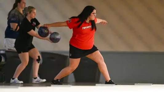 Kaitlyn Greenaway bowls for Youngstown State at the 2025 Chelsea Gilliam Penguin Classic on Oct. 19, 2025. Photo by Robert Hayes.