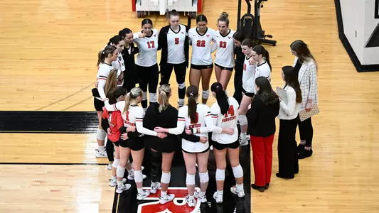 The Youngstown State volleyball huddles in a circle vs. Milwaukee on Oct. 24, 2025. Photo by Robert Hayes.