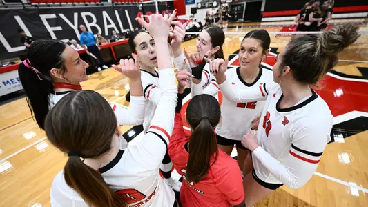 Youngstown State volleyball huddles before its match vs. Milwaukee on Oct. 24, 2025. Photo by Robert Hayes.