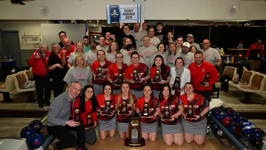 YSU Bowling Celebrates its championship at the Rochester Regional