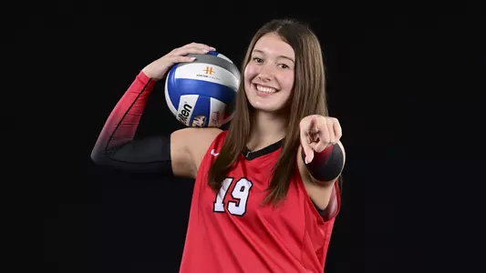 Izzy Henry - 2025 Youngstown State volleyball photo day on Aug. 6, 2025. Photo by David Dermer