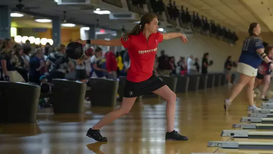 Amber Mason bowls for Youngstown State at the 2025 Chelsea Gilliam Penguin Classic.