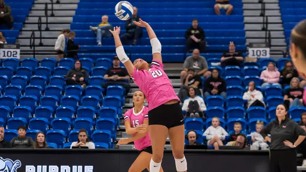 Hayden Rodriguez sets for Youngstown State in its match at Purdue Fort Wayne on Oct. 10, 2026.