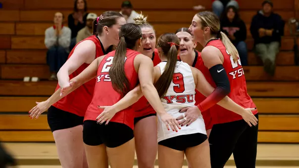 YSU's volleyball players huddle on the court at Cleveland State on Oct. 16, 2026. Photo courtesy of CSU Athletics.