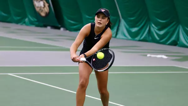 Duru Kuscu with a forehand return