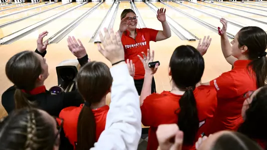 Liv Baskin high-fives her Youngstown State bowling teammates at the 2025 Chelsea Gilliam Penguin Classic on Oct. 19, 2025. Photo by Robert Hayes.