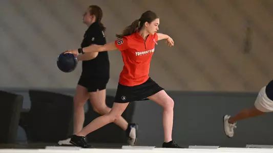 Amber Mason bowls for Youngstown State at the 2025 Chelsea Gilliam Penguin Classic on Oct. 19, 2025. Photo by Robert Hayes.