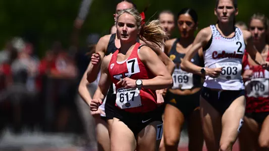 McKinley Fielding leads a group of runners