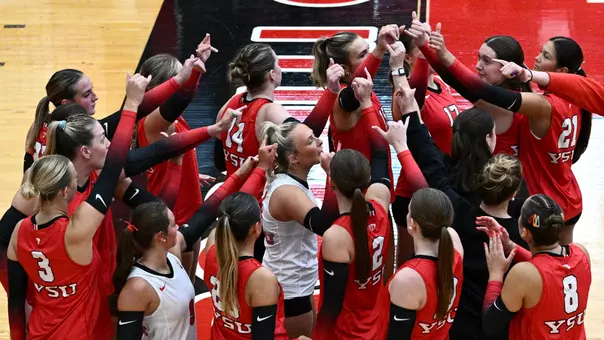 The Youngstown State volleyball team breaks a huddle on the sideline in its exhibition match against Findlay on Aug 21, 2026.