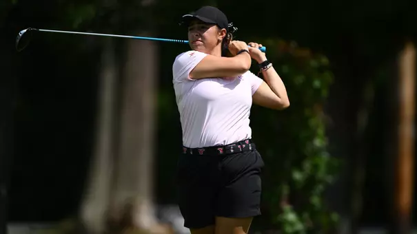 Valentina Peña Anaya hits a tee shot for YSU at the Roseann Schwartz Invitational on Aug. 31, 2026 (Photo by Robert Hayes)