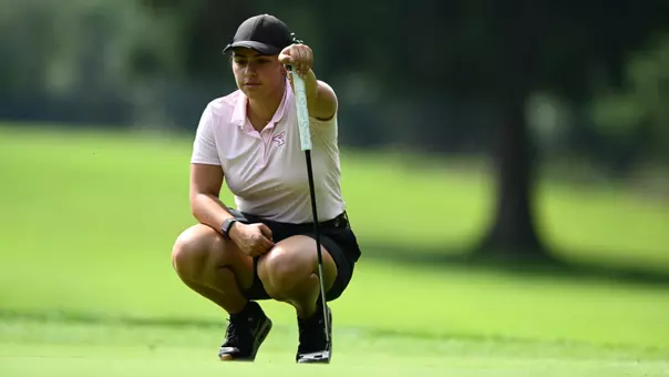 Valentina Peña Anaya prepares for a putt at the Roseann Schwartz Invitational on Aug. 31, 2026 (Photo by Robert Hayes)
