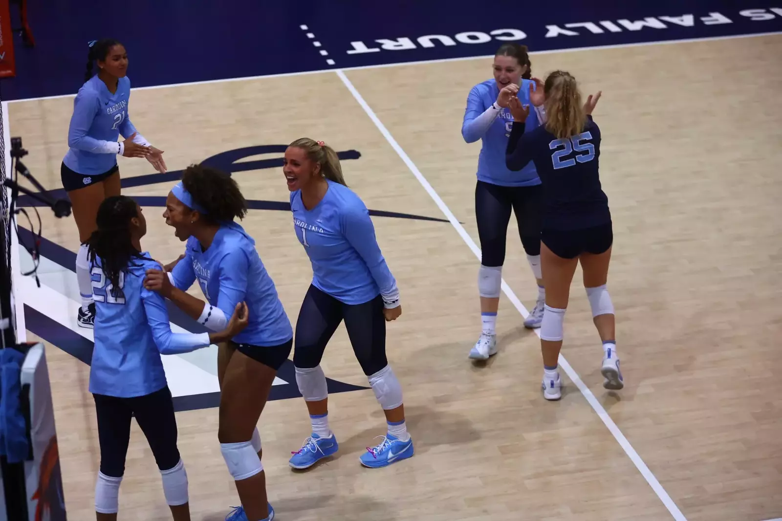 UNC Volleyball Completes Weekend Sweep, Defeats Virginia 3-2