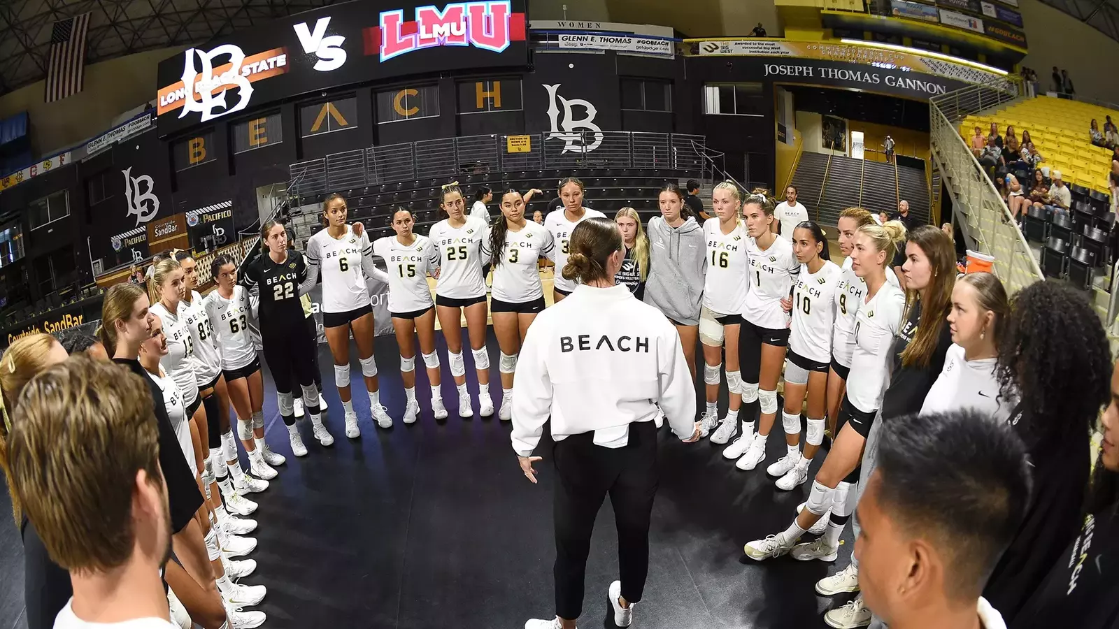 Beach volleyball women win 3:2 against LMU in exhibition match at the Walter Pyramid