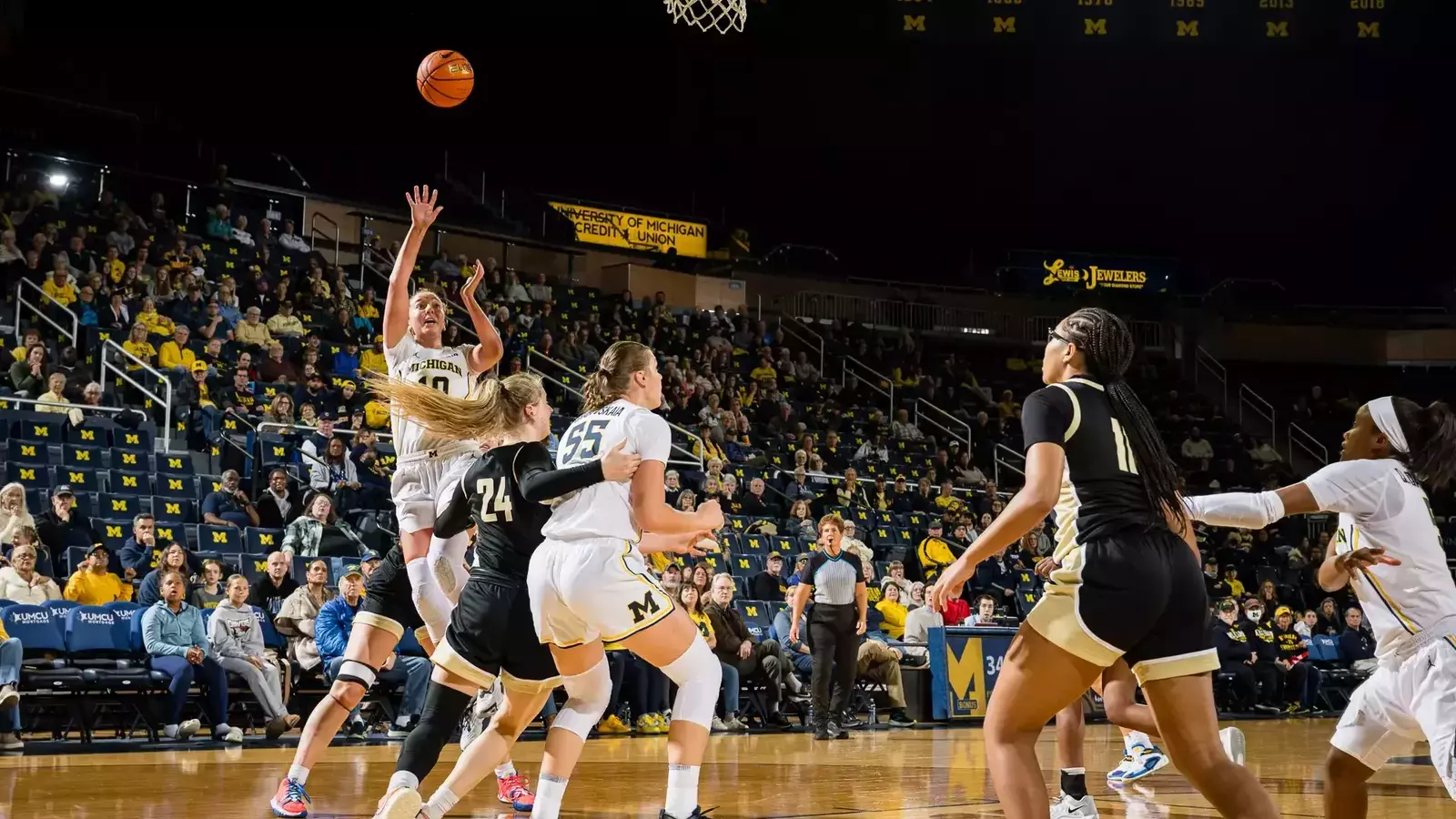 Wolverines Win Third Straight in Rout of Oakland University of