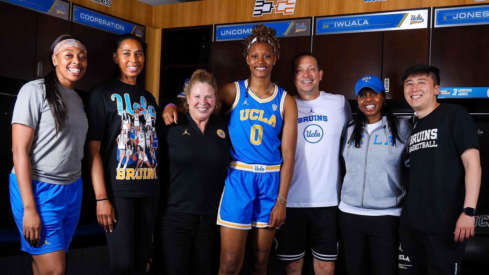 Janiah Barker signe avec le basketball féminin de l’UCLA
