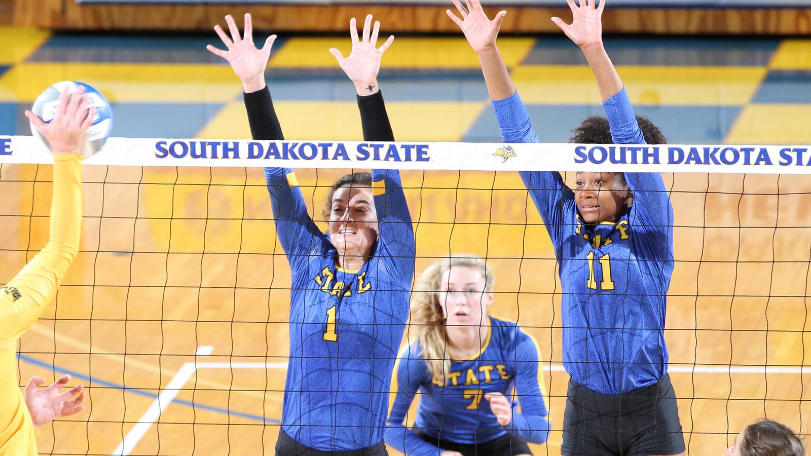 Volleyball Falls in Three at UIC - South Dakota State University Athletics