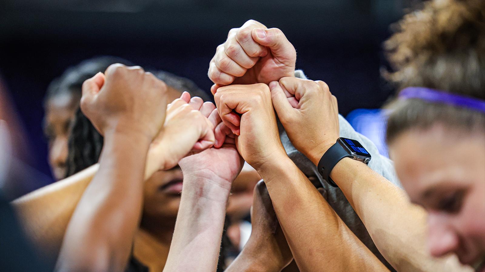 https://images.sidearmdev.com/resize?url=https://dxbhsrqyrr690.cloudfront.net/sidearm.nextgen.sites/jmusports.com/images/2025/10/23/JMU_Women_s_Basketball_Practice_Hands_In_102025.png&width=1600&type=jpeg